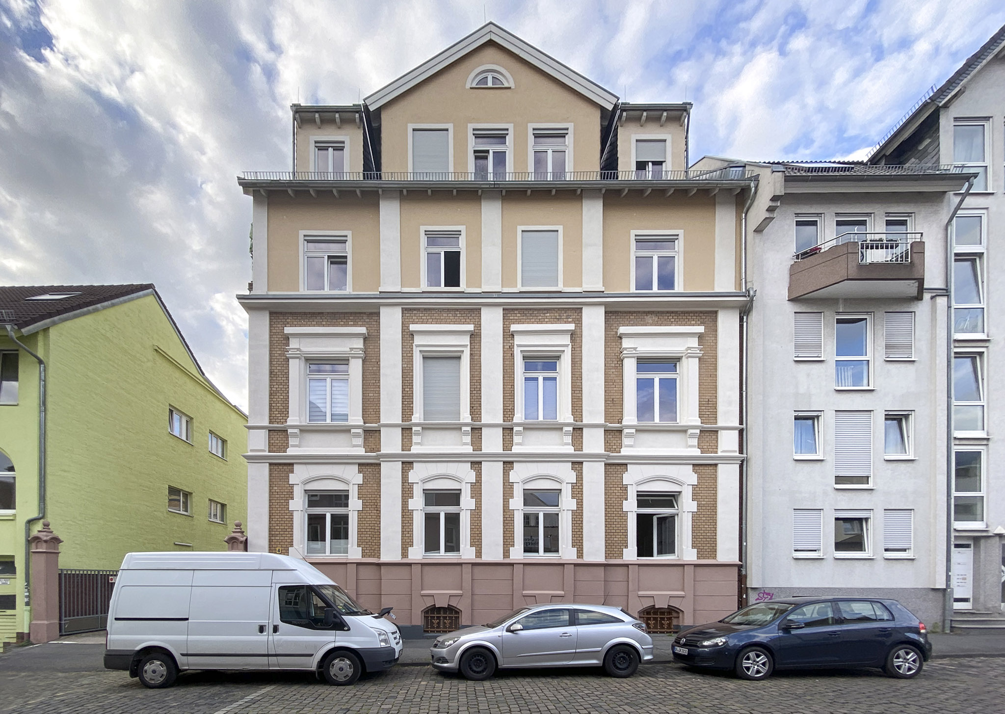 Bild 2: Frontansicht des denkmalgeschützten Stadthauses in der Erbacherstraße 4, Darmstadt