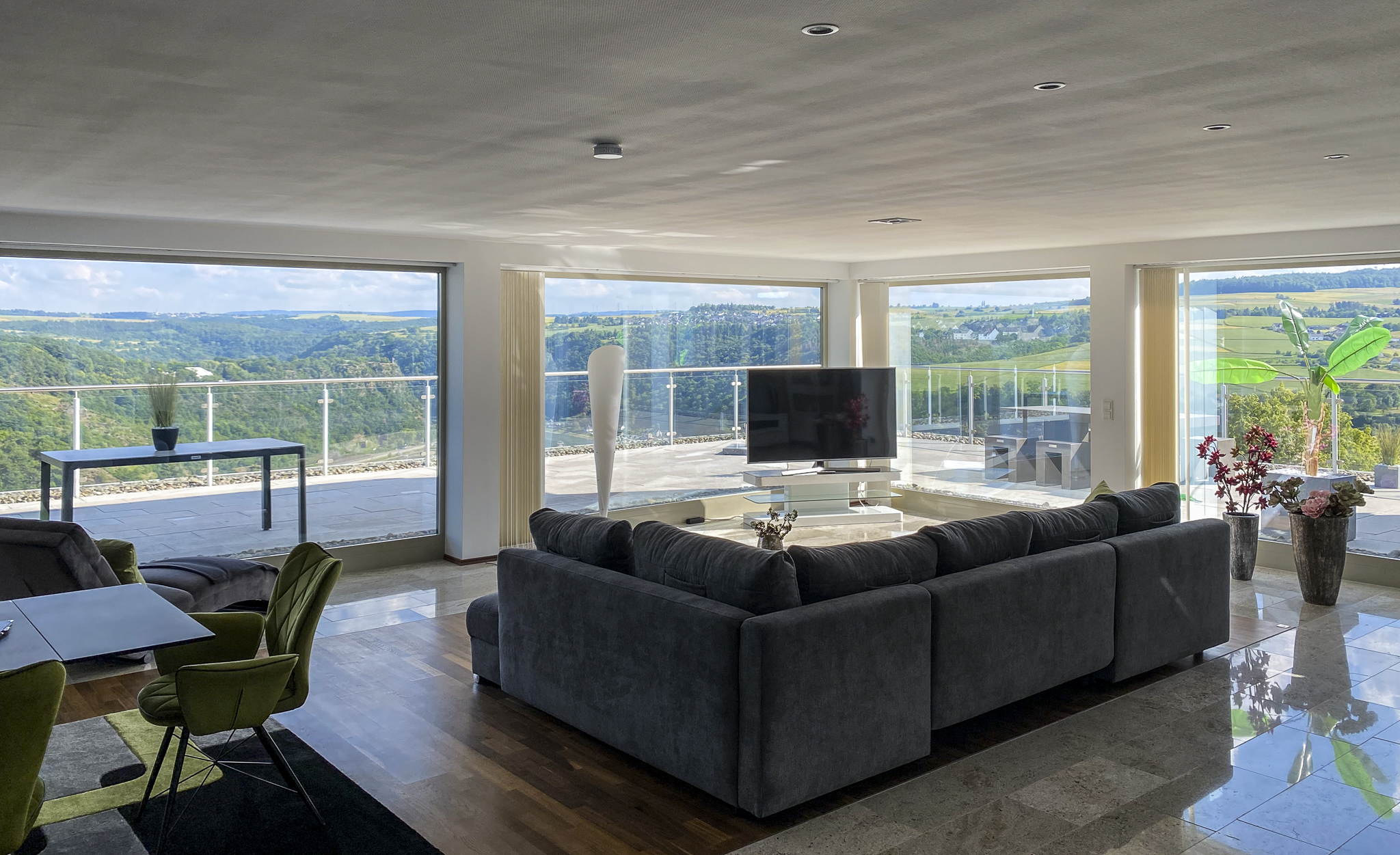 Bild 10: Panoramablick aus Wohnzimmer