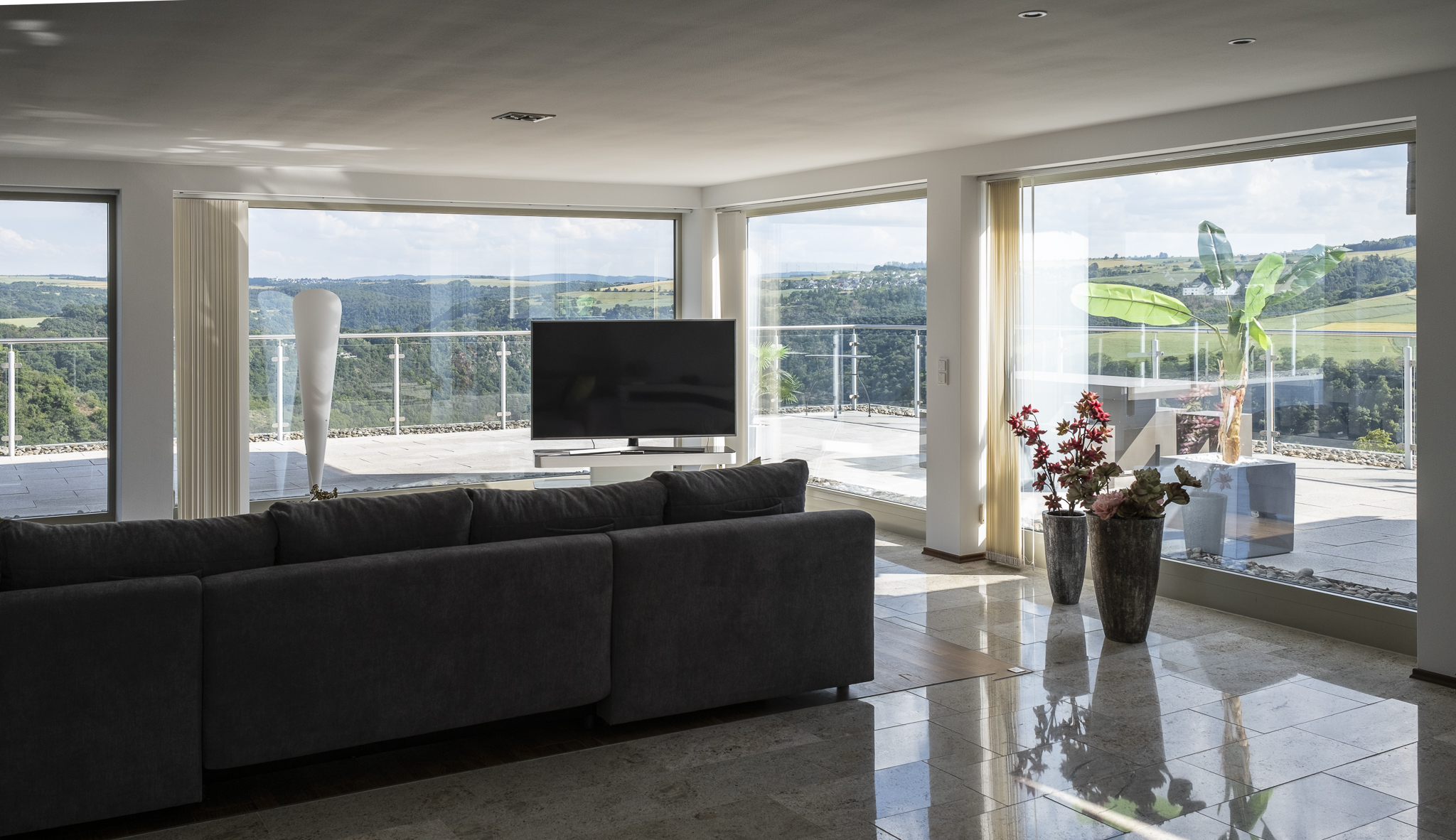 Bild 5: Blick auf Fernseher und Balkon