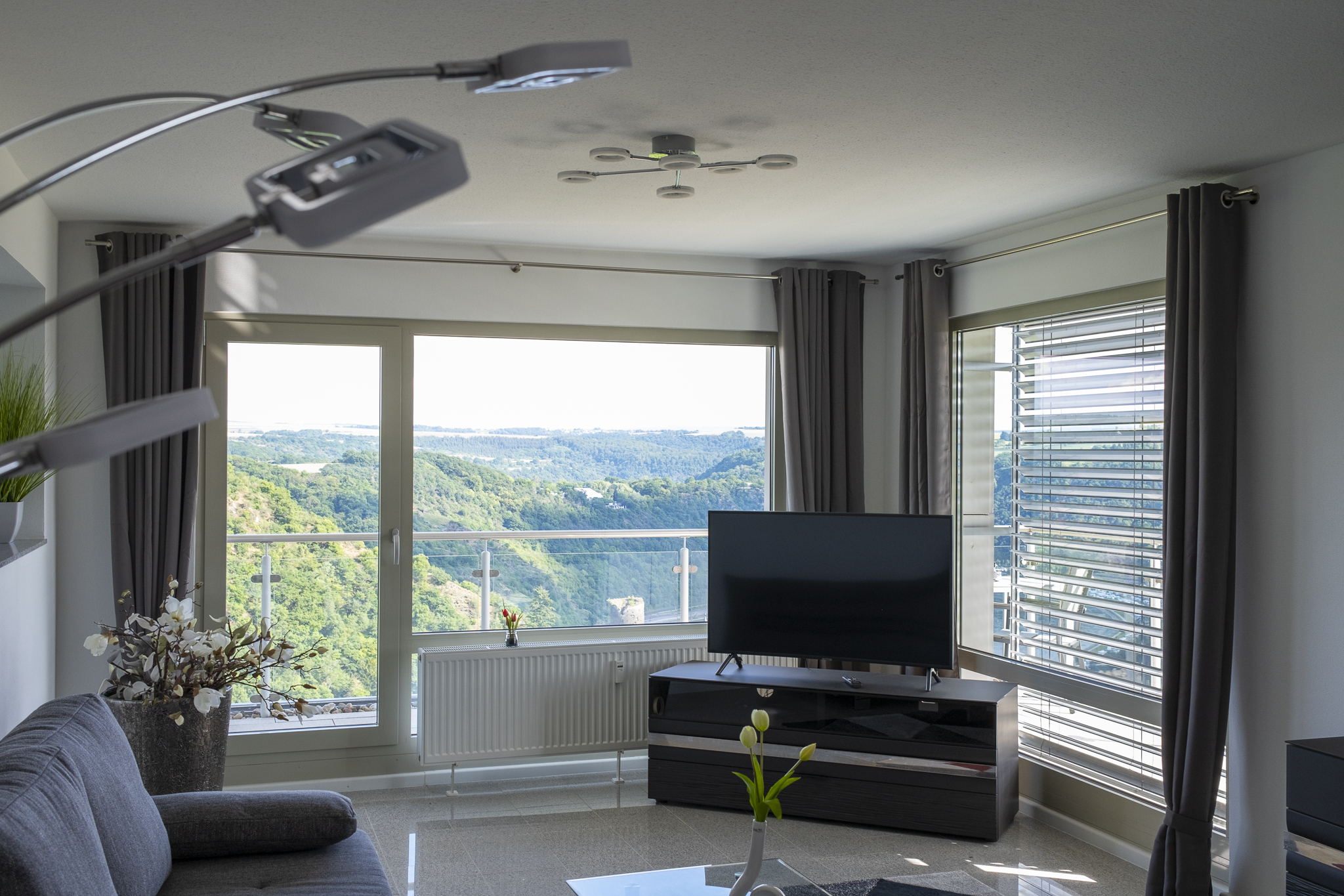 Bild 7: Blick auf Fernseher und Burg