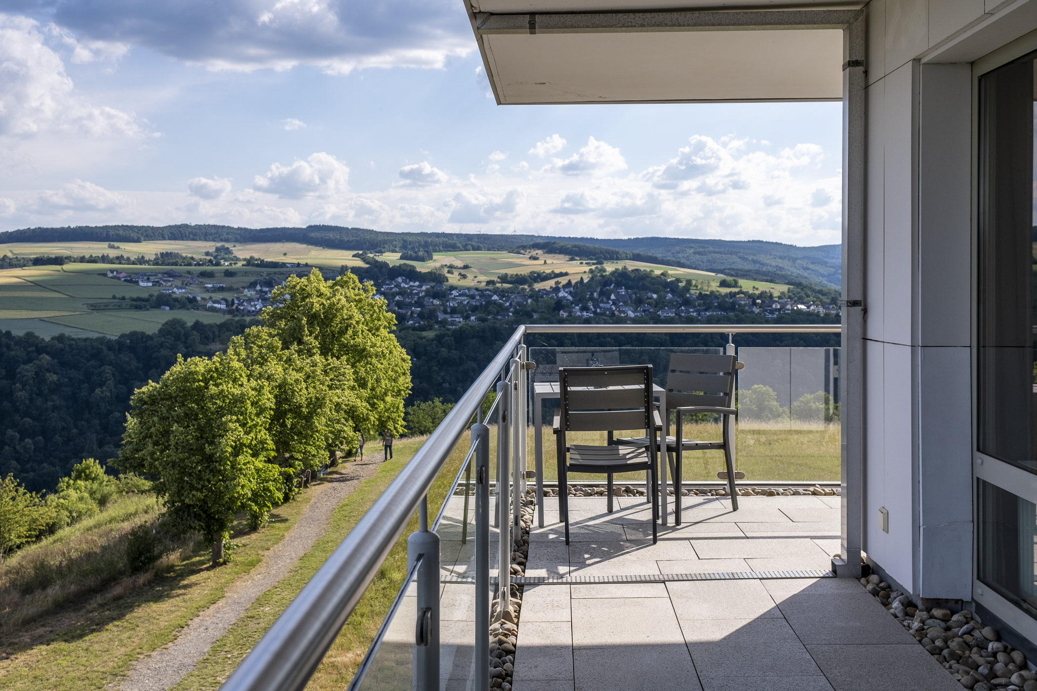 Bild 8: Panoramablick vom Hügel
