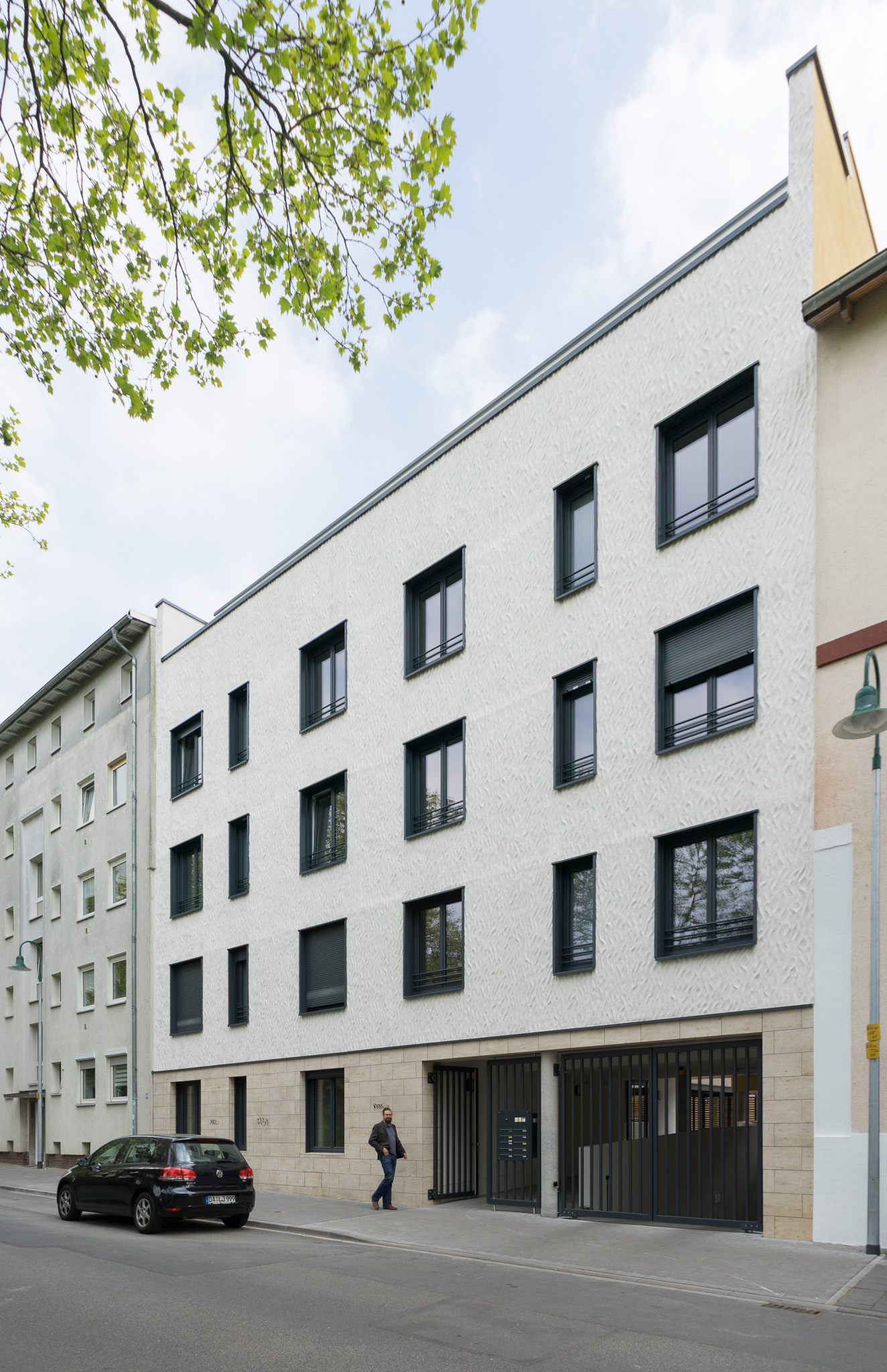 Bild 8: Straßenansicht von der rechten Seite auf das nachhaltiges Stadthaus in Darmstadt
