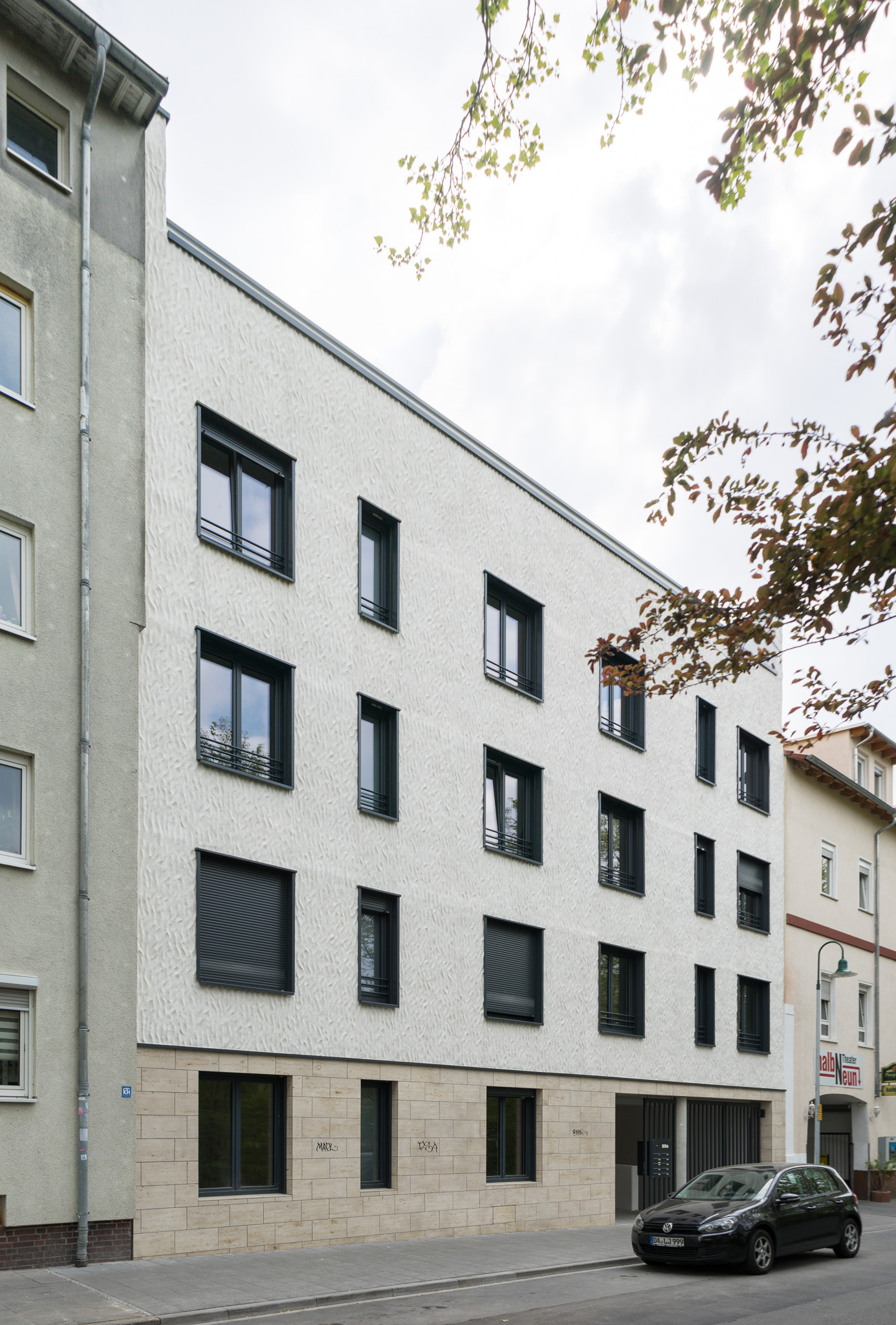 Bild 9:Straßenansicht von der linken Seite auf das nachhaltiges Stadthaus in Darmstadt