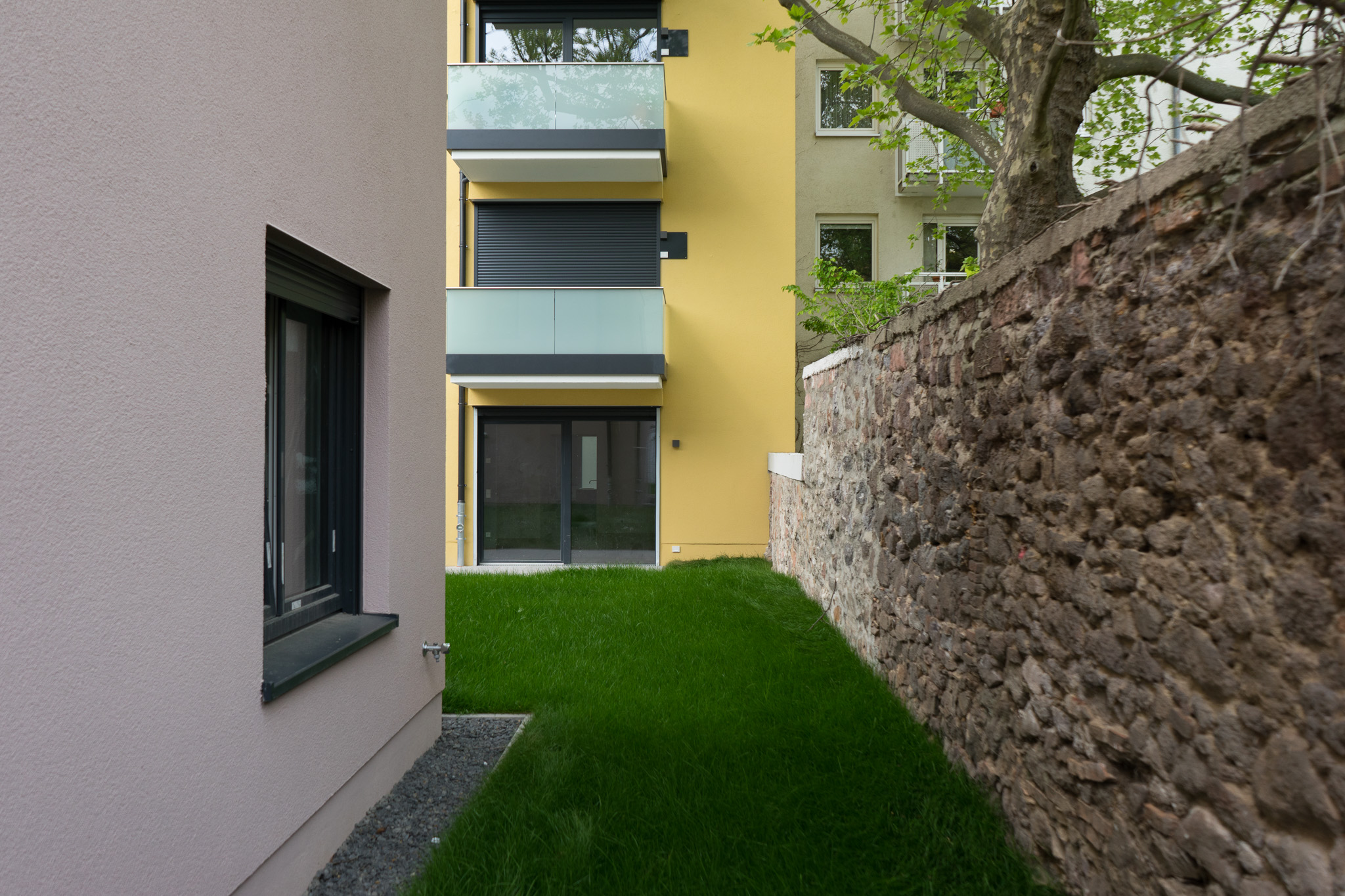 Bild 4: Außenansicht hinten - grüne Terasse und Garten des Stadhauses in Darmstadt