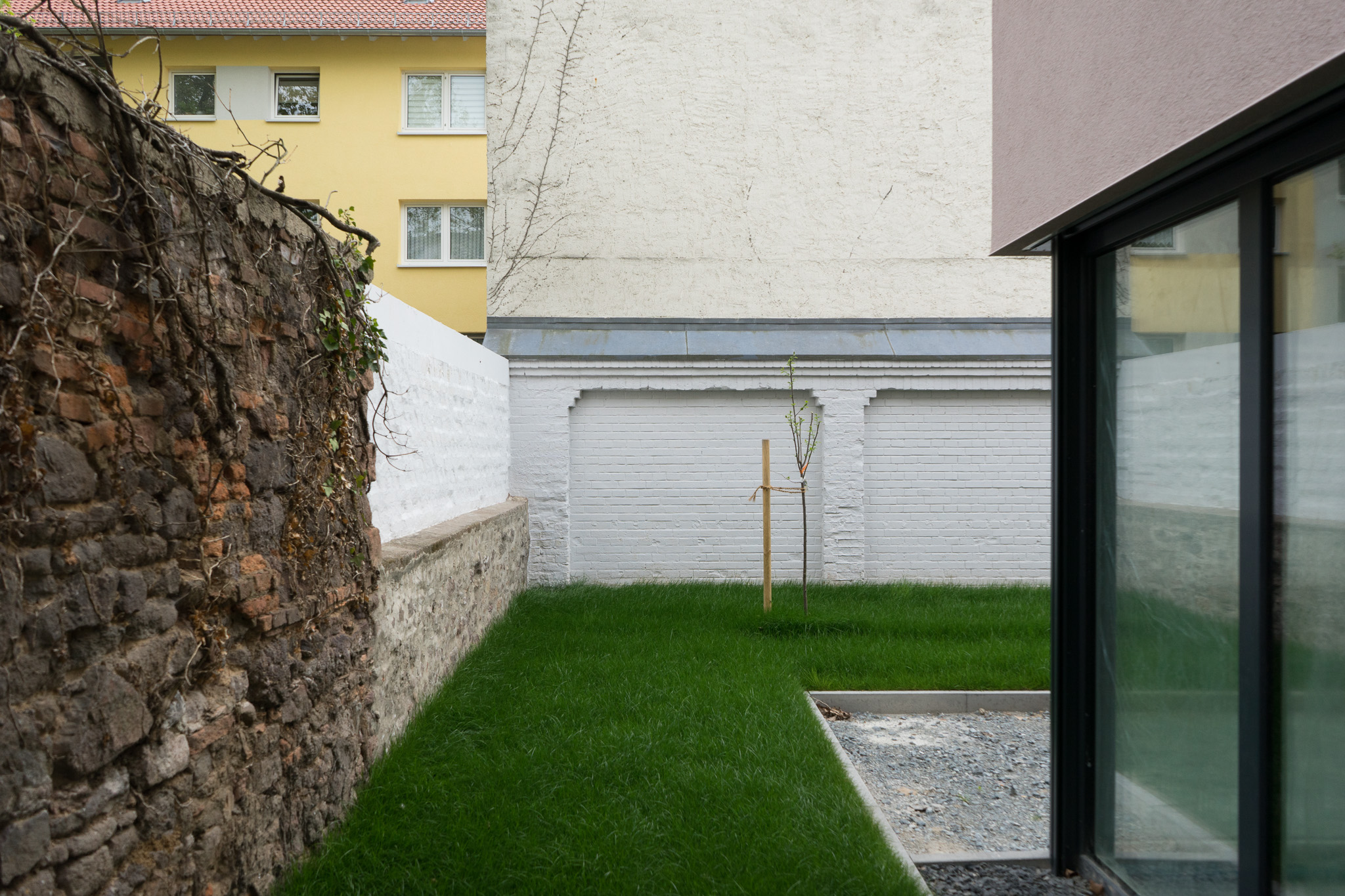 Bild 5: Außenansicht vorne - grüne Terasse und Garten des Stadhauses in Darmstadt
