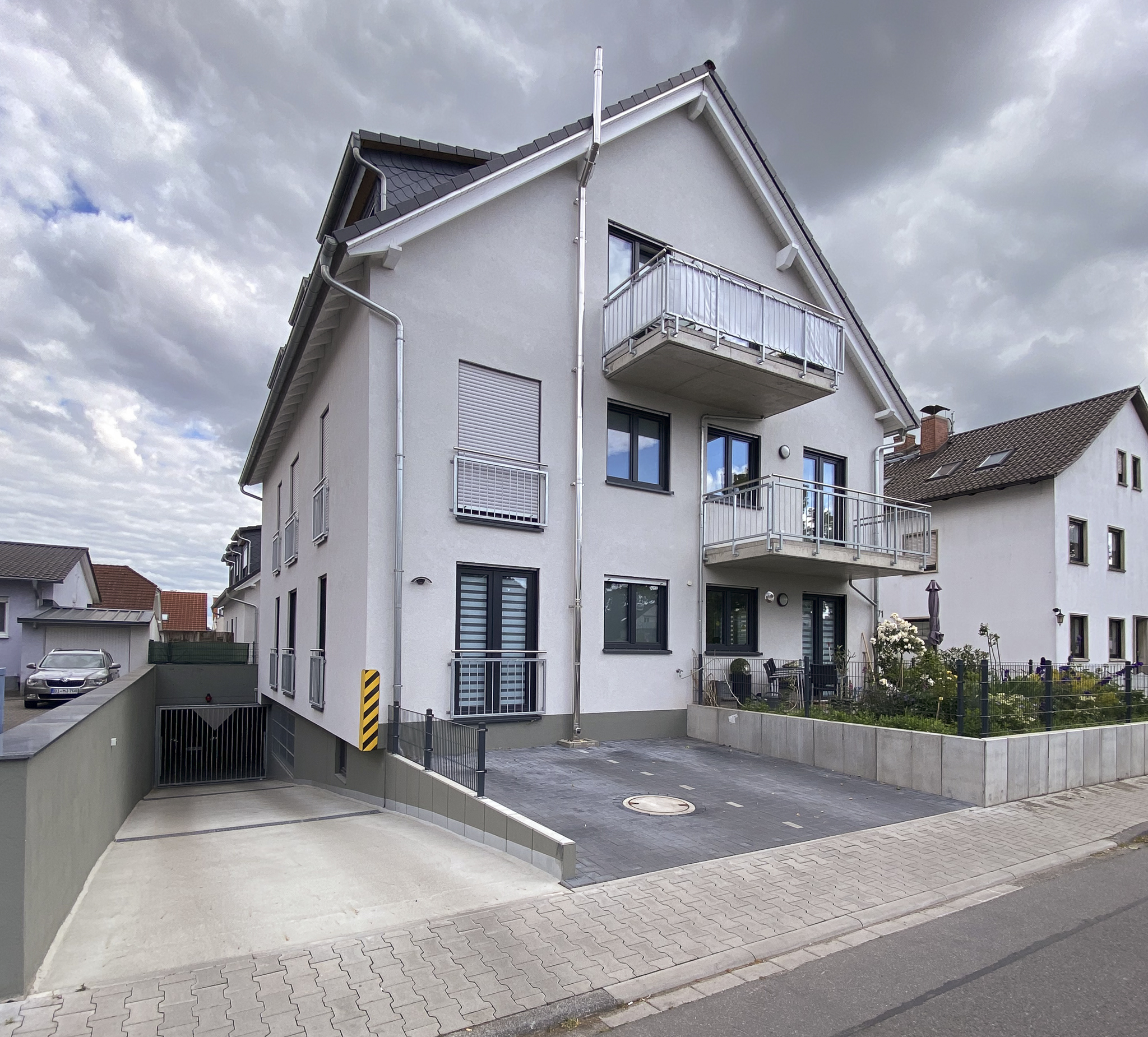 Bild 4: Vorderansicht des altersgerechten Mehrfamilienhauses - links