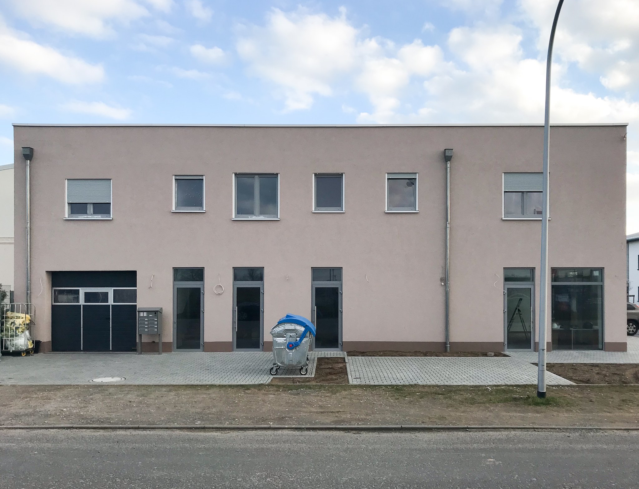 Bild 8: Eingang Wohn- und Geschäftshaus in der Zusestraße 11, Griesheim